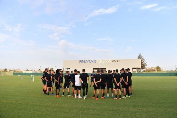 Carrión, quien pone a entrenar a sus jugadores tras llegar de Huesca, les pide 
