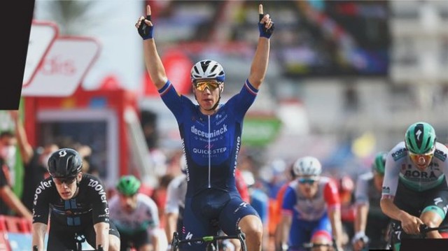 Jakobsen saca un doblete de La Manga y Roglic sigue líder de la Vuelta a España