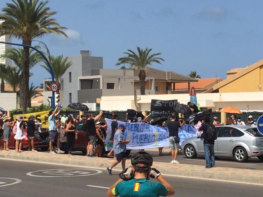 Un grito unánime contra el deterioro del Mar Menor suena en la Región al paso de la Vuelta a España