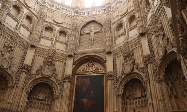 Una ardilla se pasea por la Capilla de los Vélez tras colarse en la Catedral de Murcia