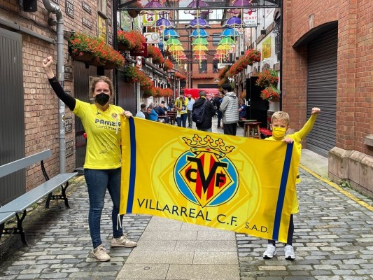 La afición grogueta calienta por las calles de Belfast para su segunda final europea