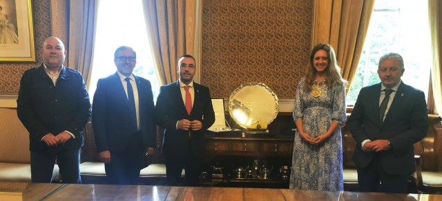 La alcaldesa de Belfast recibe al presidente de la Diputación y al alcalde de Vila-real