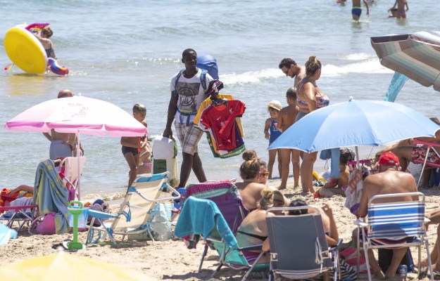La Manga hace su agosto: playas llenas para huir del calor  