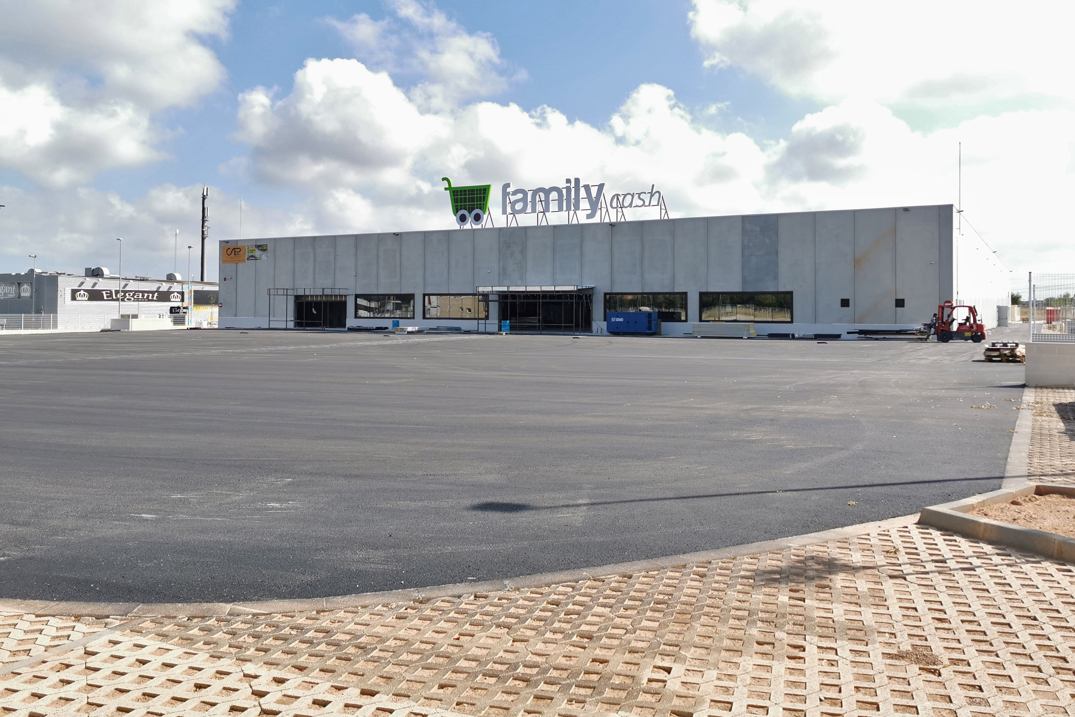 Family Cash ultima su nueva tienda en Castelló... que finalmente abrirá en septiembre