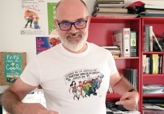 El dibujante Puebla pinta 'La Liga de la Justicia' en una camiseta que reivindica la Ciudad de la Justicia para Cartagena