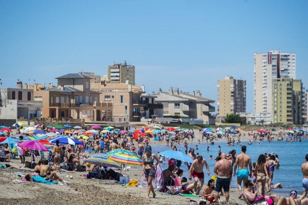 La Manga es la zona roja de la covid en la Región: mucha movilidad e interacción y pocas mascarillas
