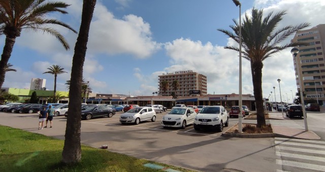 El ocaso del centro comercial de La Manga que fue un ejemplo de desarrollo turístico
