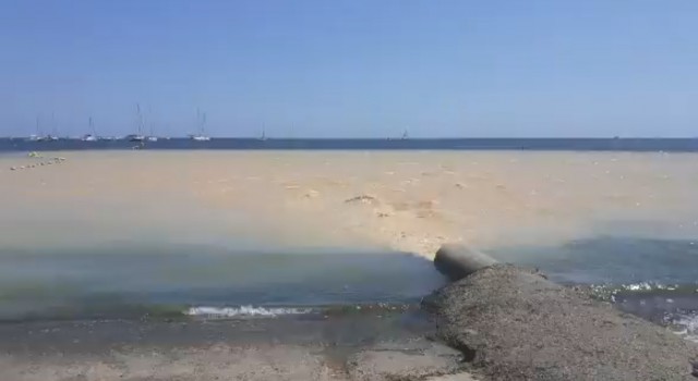 El Mar Menor recibe agua potable como consecuencia de la rotura de una tubería en San Javier 