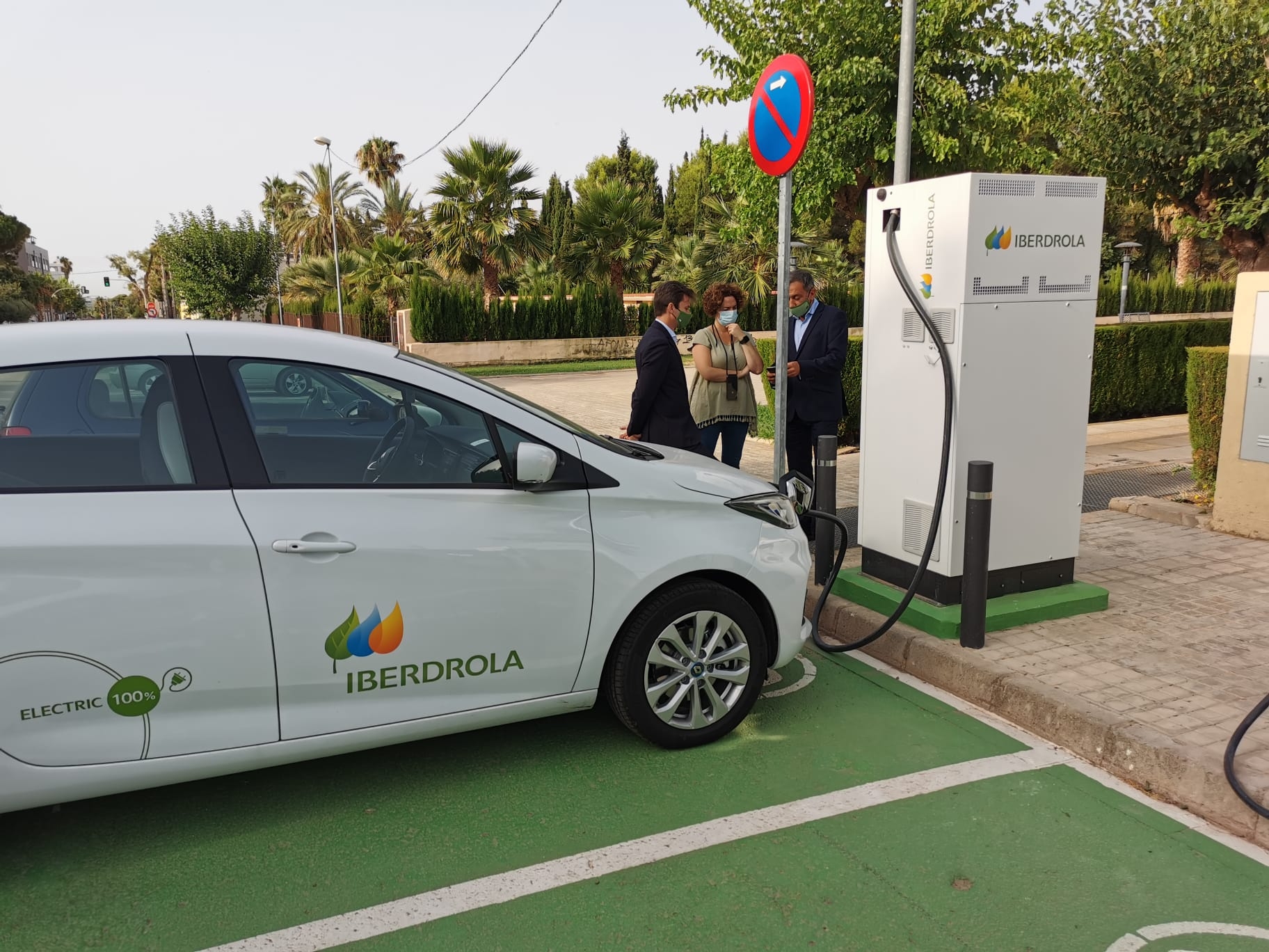 Almenara e Iberdrola ponen en marcha la primera zona de recarga para vehículos eléctricos locales
