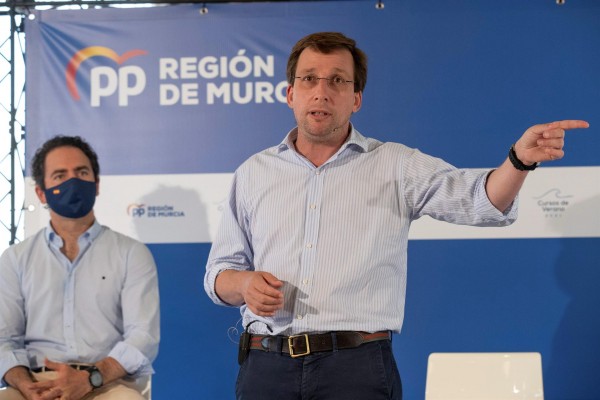 Almeida aprovecha su visita a La Manga para reivindicar el nombre de Juan de la Cierva para el aeropuerto