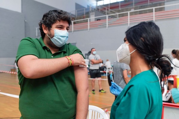Miras se pone la segunda dosis de la vacuna
