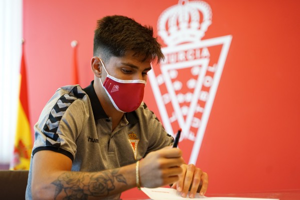 El Real Murcia sube a Fran Bertomeu al primer equipo y cede a Álex Melgar al Yeclano