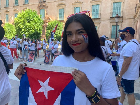 Decenas de cubanos protestan en Murcia contra el comunismo: 