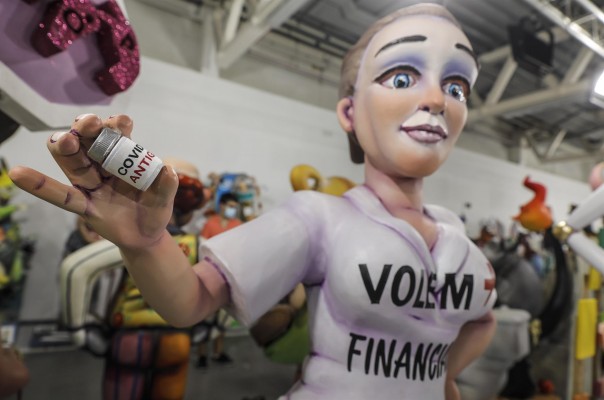 La pandemia entra en la sátira de una inusual exposición fallera del Ninot
