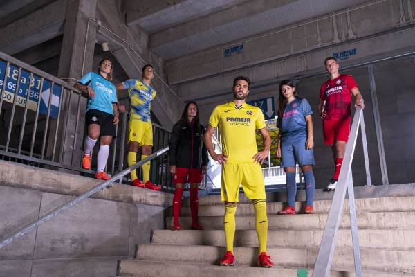 El Villarreal CF presenta las nuevas equipaciones oficiales para esta temporada 2021/22