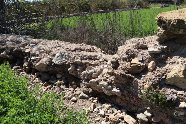 Otro símbolo histórico en peligro: Huermur denuncia el deterioro del albercón medieval de Monteagudo
