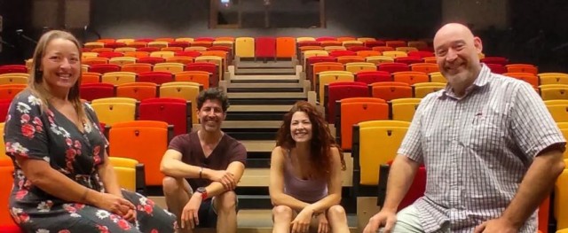 La compañía murciana Zarco Teatro estrena este jueves en el Romea 'Baldosas', una comedia sobre la odisea inmobiliaria