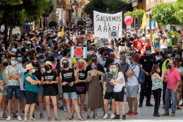 Más de 5.000 personas claman en Yecla contra la macrogranja del Monte Arabí
