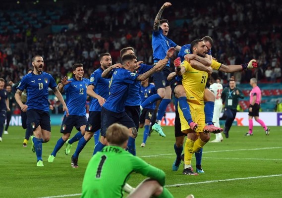 Italia gana la Eurocopa por penaltis a Inglaterra y la Argentina de Messi la Copa América ante Brasil