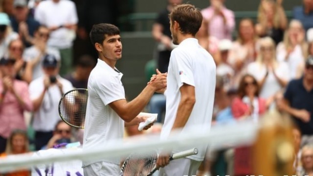 Alcaraz se topa con un gran Medvedev y acaba su primera experiencia en Wimbledon