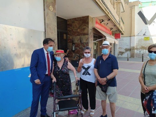 La 'abuela de las vías' celebra junto al alcalde Serrano el fin de la pasarela de Santiago el Mayor