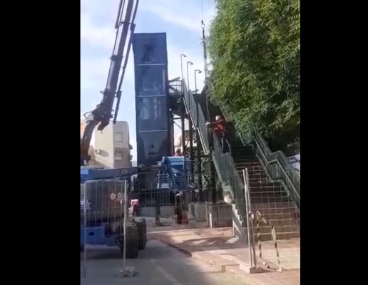 Los residentes de Santiago el Mayor celebran el fin de la pasarela: 