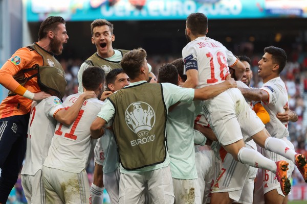 España recupera credenciales en plena locura
