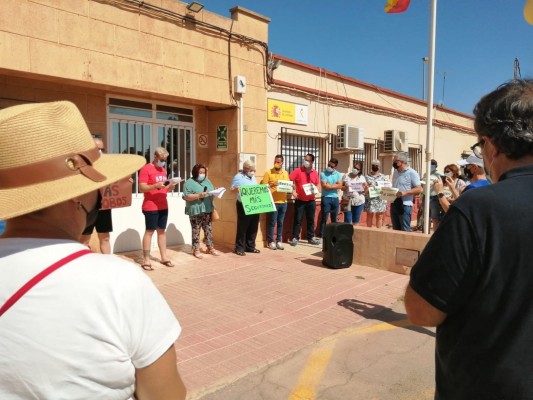 Los vecinos de El Albujón se concentran para exigir al delegado más agentes de la Guardia Civil