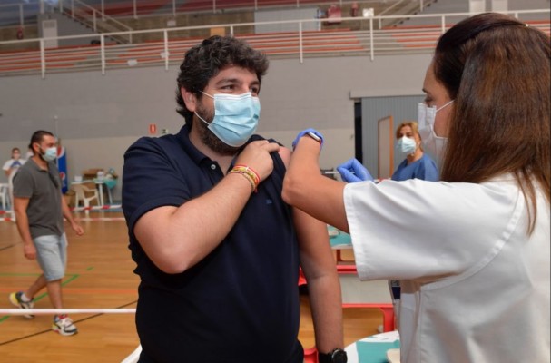 Miras se pone la primera dosis de la vacuna en Lorca