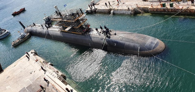 Así ha sido el traslado del S-81 al dique seco para el montaje del nuevo periscopio de ataque