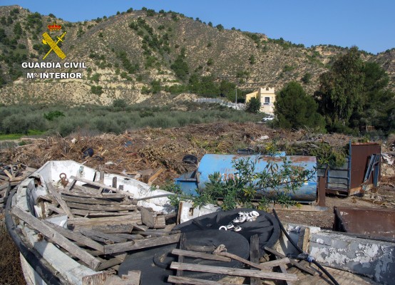 Un vertedero en plena sierra del Valle: barcos y coches desguazados en una zona protegida de Murcia