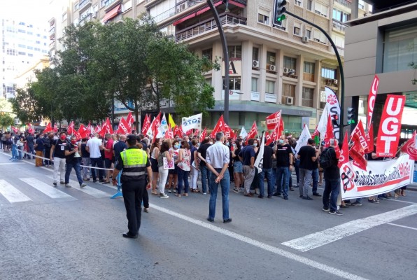Más de un centenar de empleados de CaixaBank toman la Gran Vía de Murcia para protestar por el ERE