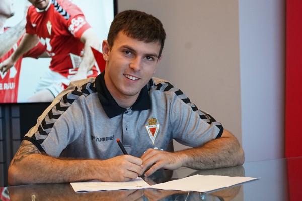 Guille Lozano renueva con el Murcia y pasa a tener ficha de la primera plantilla