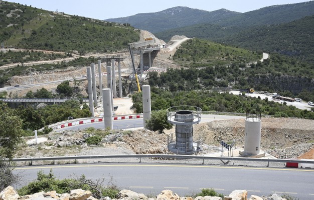 Empiezan a montar el gran viaducto de la N-232 en Querol y esperan tener la estructura en octubre