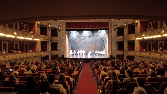 'Amunt el teló per València': las artes escénicas se unen en una gala solidaria en el Tívoli de Barcelona