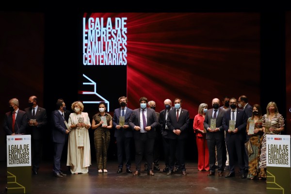 Honores y cariño para las diez empresas familiares centenarias más ilustres de la Región