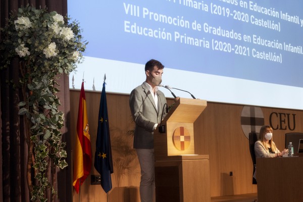 Manu Trigueros apadrina a las nuevas promociones de maestros del CEU de Castellón 