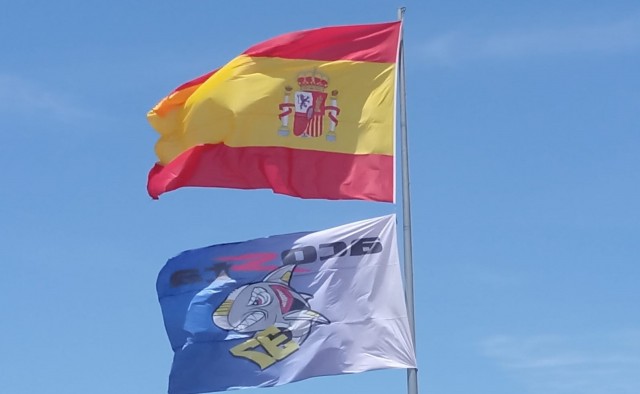 Pedro Acosta da la bienvenida a quienes llegan a Mazarrón con una gran bandera en su honor
