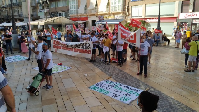 La protesta de decenas de empleados municipales pone el 'ambiente' a la renuncia de Castejón