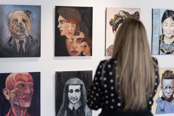 Retratos en los que mirarse: estudiantes de Bellas Artes exponen en el Museo de la UMU