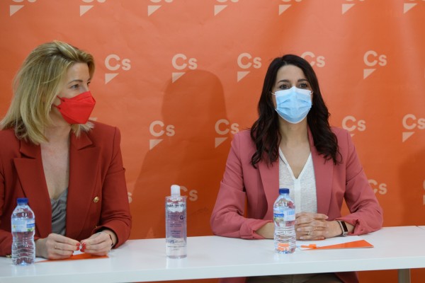 Arrimadas centra su discurso en València en criticar a Sánchez por los indultos 