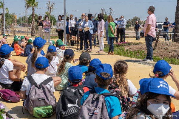 El parque del Plan Rambla se estrena parcialmente y los escolares del CEIP La Atalaya lo apadrinan