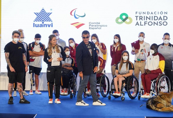 Las estrellas paralímpicas presentan la equipación para Tokio diseñada por la valenciana Luanvi