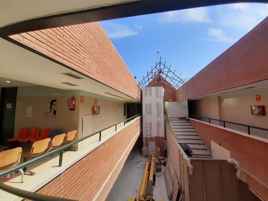 Así pasan consulta en el centro de salud de Sant Joan: entre excavadoras y radiales