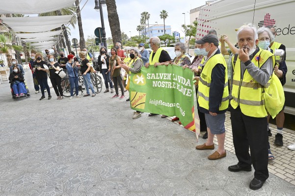 Frenem la Contaminació protesta para exigir al Fadrell el estudio de la calidad del aire del Serrallo
