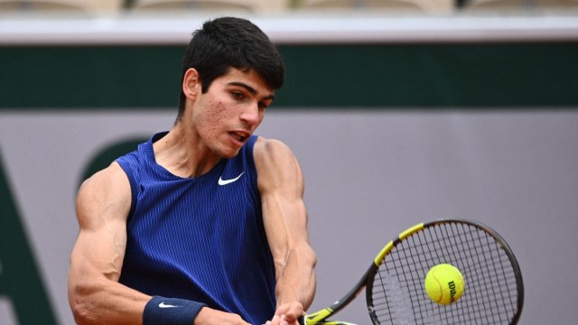 Alcaraz no tiene el día y se despide de Roland Garros en tres sets ante el alemán Struff