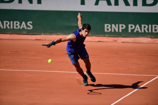 Alcaraz sigue avanzando en Roland Garros tras superar en tres sets a Basilashvili, 31 del mundo