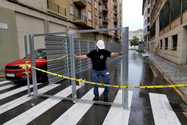 El Grupo Ortiz 'amuralla' el edificio de Borrull para iniciar la reforma con demoliciones en el interior
