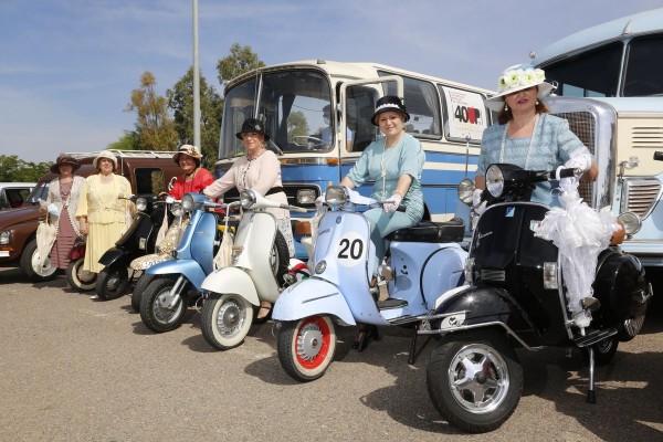 Una caravana de coches de época reviven tiempos pasados en Cartagena