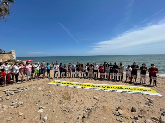 Un millar de personas se concentran en Tavernes para exigir soluciones a la regresión de la costa